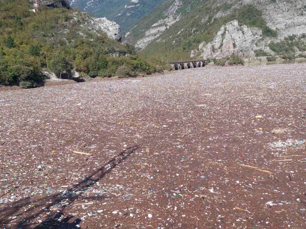 Počelo uklanjanje otpada ispred brane, pogledajte kako izgleda